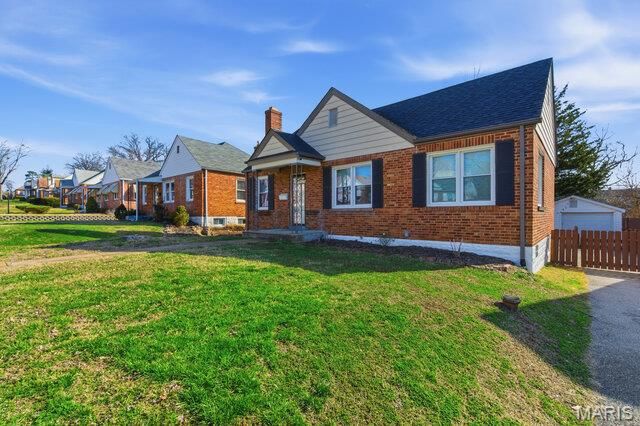 8628 Charlton Lane, St Louis, MO 63123
