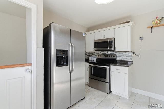 8628 Charlton Lane, St Louis, MO 63123