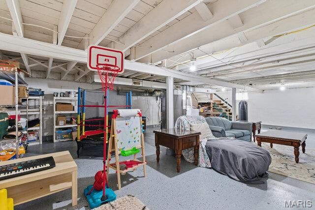 8628 Charlton Lane, St Louis, MO 63123