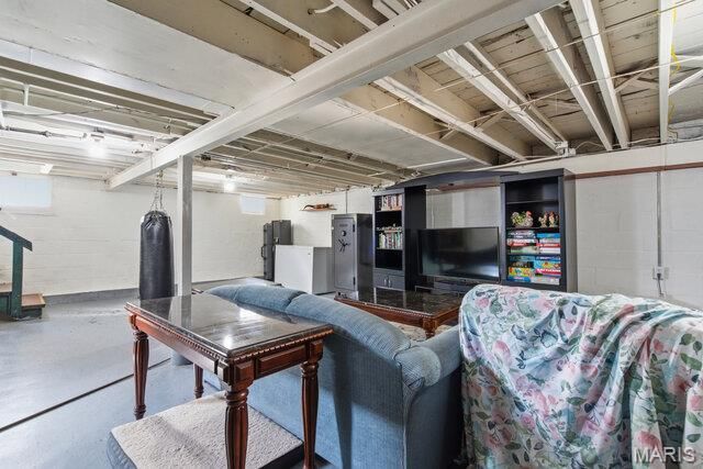 8628 Charlton Lane, St Louis, MO 63123