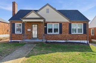 8628 Charlton Lane, St Louis, MO 63123