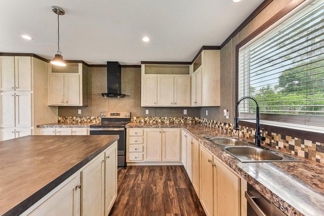 1734 Colorado ST, Smithville, TX 78957