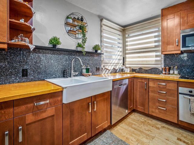 2580 Roslyn Way, Sacramento, CA 95821