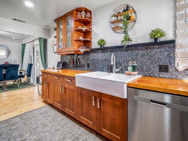 2580 Roslyn Way, Sacramento, CA 95821