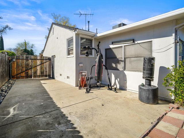 2580 Roslyn Way, Sacramento, CA 95821