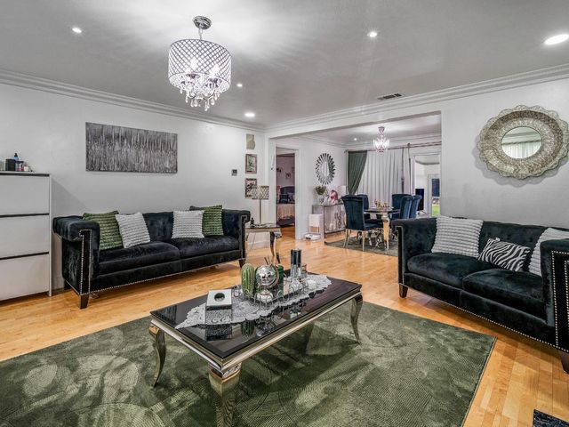 2580 Roslyn Way, Sacramento, CA 95821