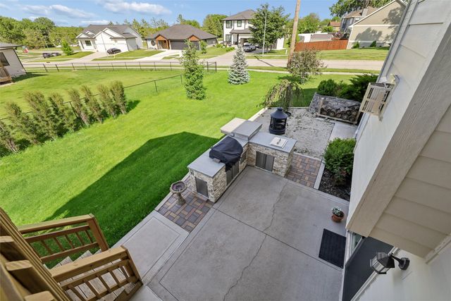 8707 Long Meadow Drive, Johnston, IA 50131