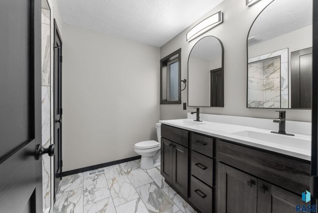 5300 E 64th St Street, Sioux Falls, SD 57108