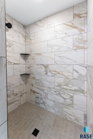 5300 E 64th St Street, Sioux Falls, SD 57108