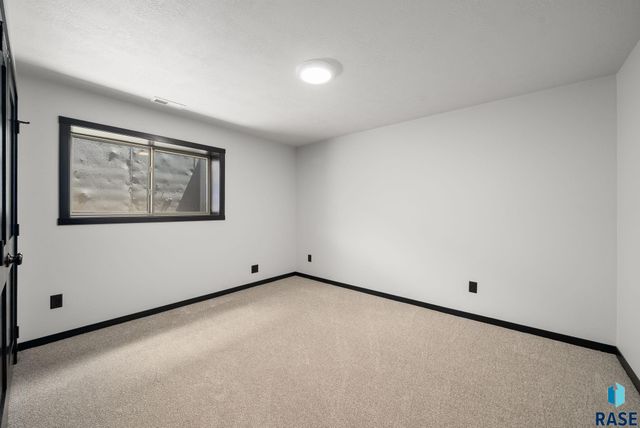 5300 E 64th St Street, Sioux Falls, SD 57108