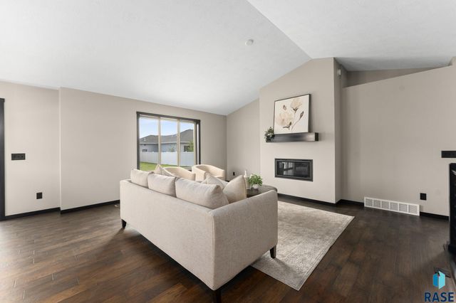 5300 E 64th St Street, Sioux Falls, SD 57108