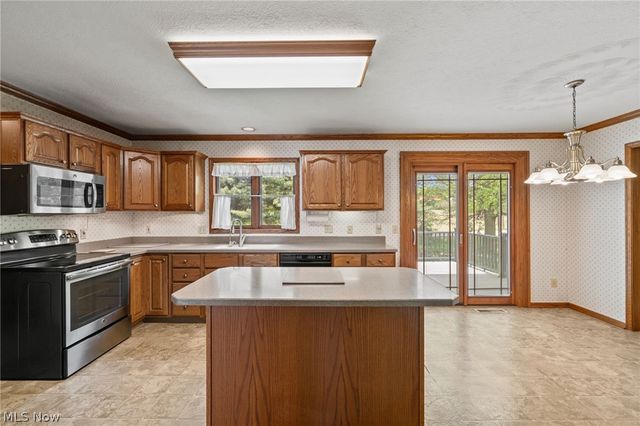 6037 Sandy Ridge Circle NW, North Canton, OH 44720
