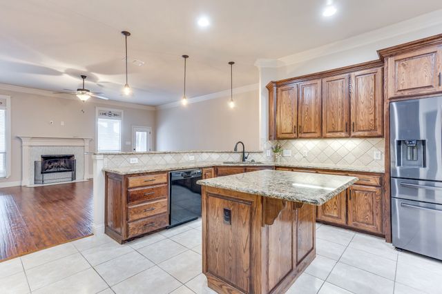 400 Hudson Lane, Burleson, TX 76028