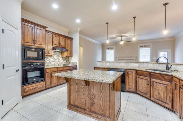 400 Hudson Lane, Burleson, TX 76028