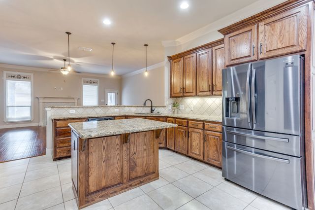 400 Hudson Lane, Burleson, TX 76028