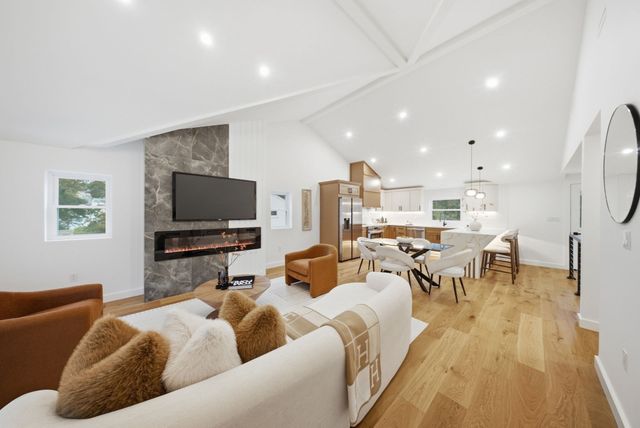 48 Burnett St, Melrose, MA 02176