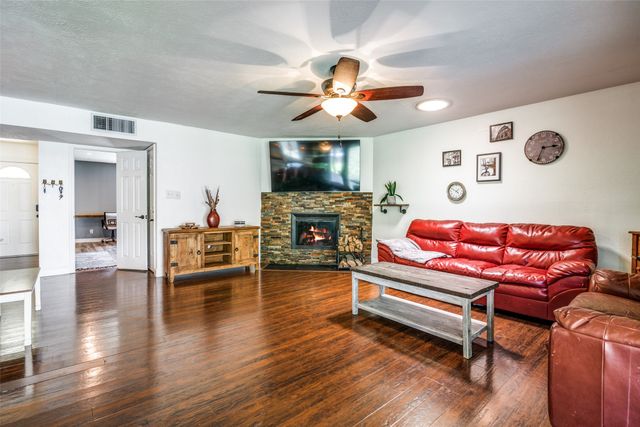 400 Forestwood Drive, Forney, TX 75126