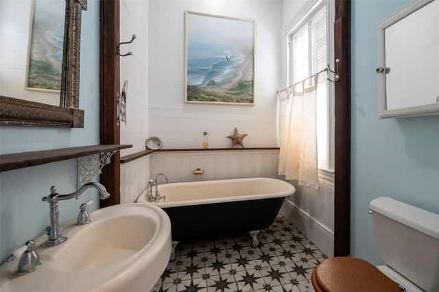 2622 Ursuline Street, Galveston, TX 77550