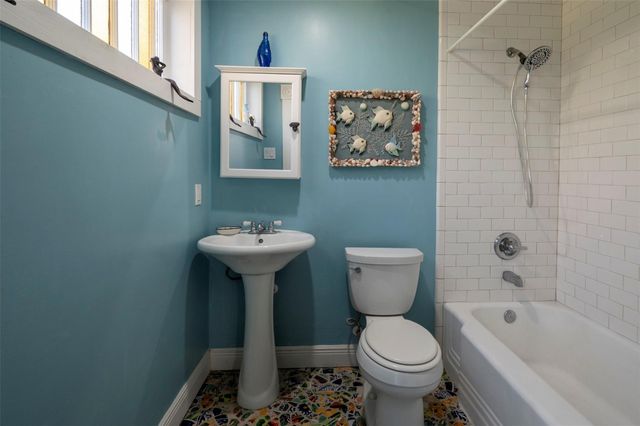 2622 Ursuline Street, Galveston, TX 77550