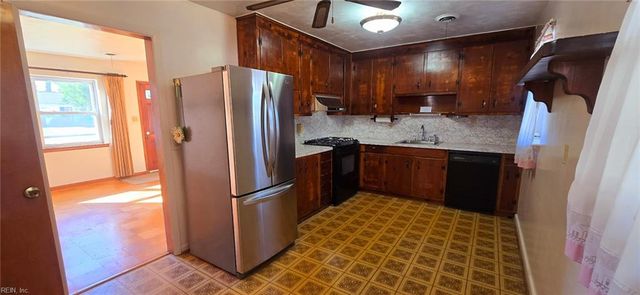 73 Longwood DR, Hampton, VA 23669