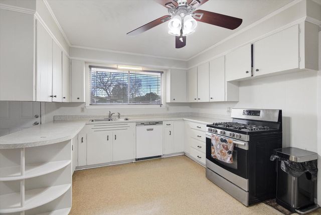 2000 E Fayle Street, Baytown, TX 77520