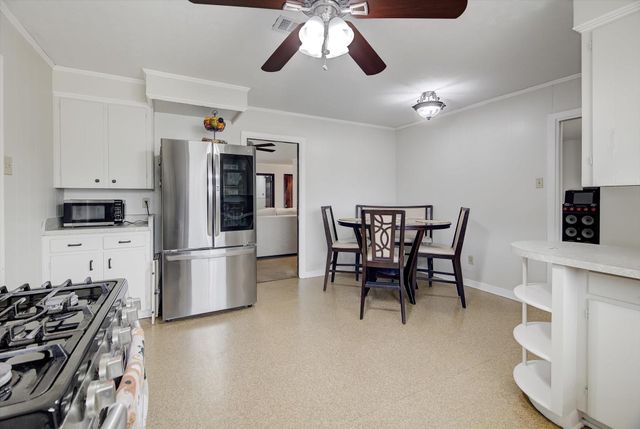 2000 E Fayle Street, Baytown, TX 77520