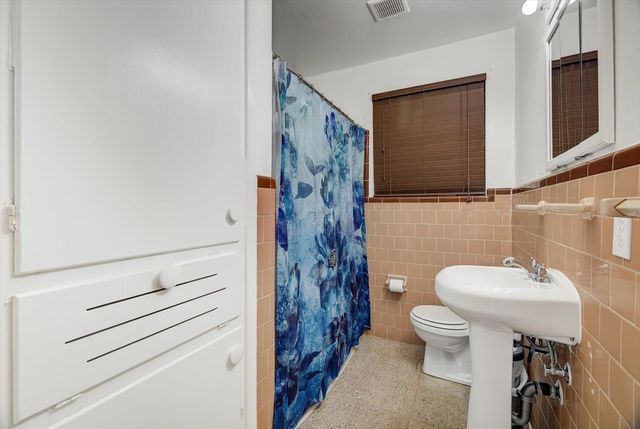 2000 E Fayle Street, Baytown, TX 77520