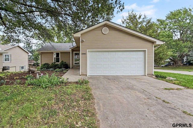 3840 Blackberry Circle, Lincoln, NE 68516