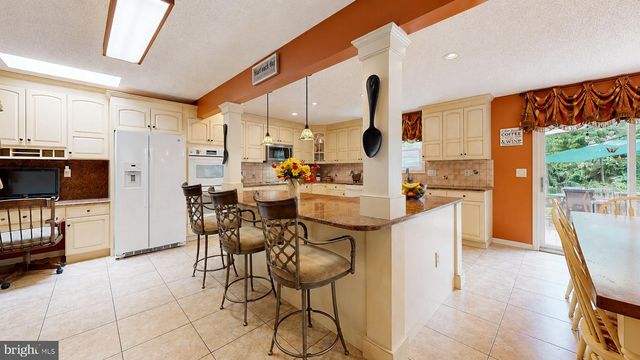 4 WHITEWATER LN, Egg Harbor Township, NJ 08234