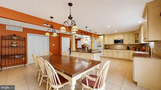 4 WHITEWATER LN, Egg Harbor Township, NJ 08234