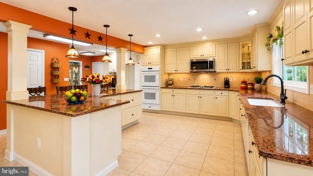 4 WHITEWATER LN, Egg Harbor Township, NJ 08234