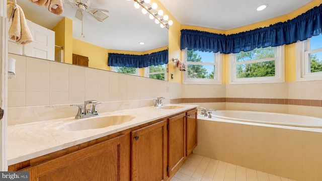 4 WHITEWATER LN, Egg Harbor Township, NJ 08234