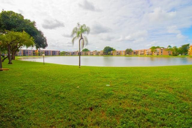 6007 CORAL LAKE Drive 107, Margate, FL 33063