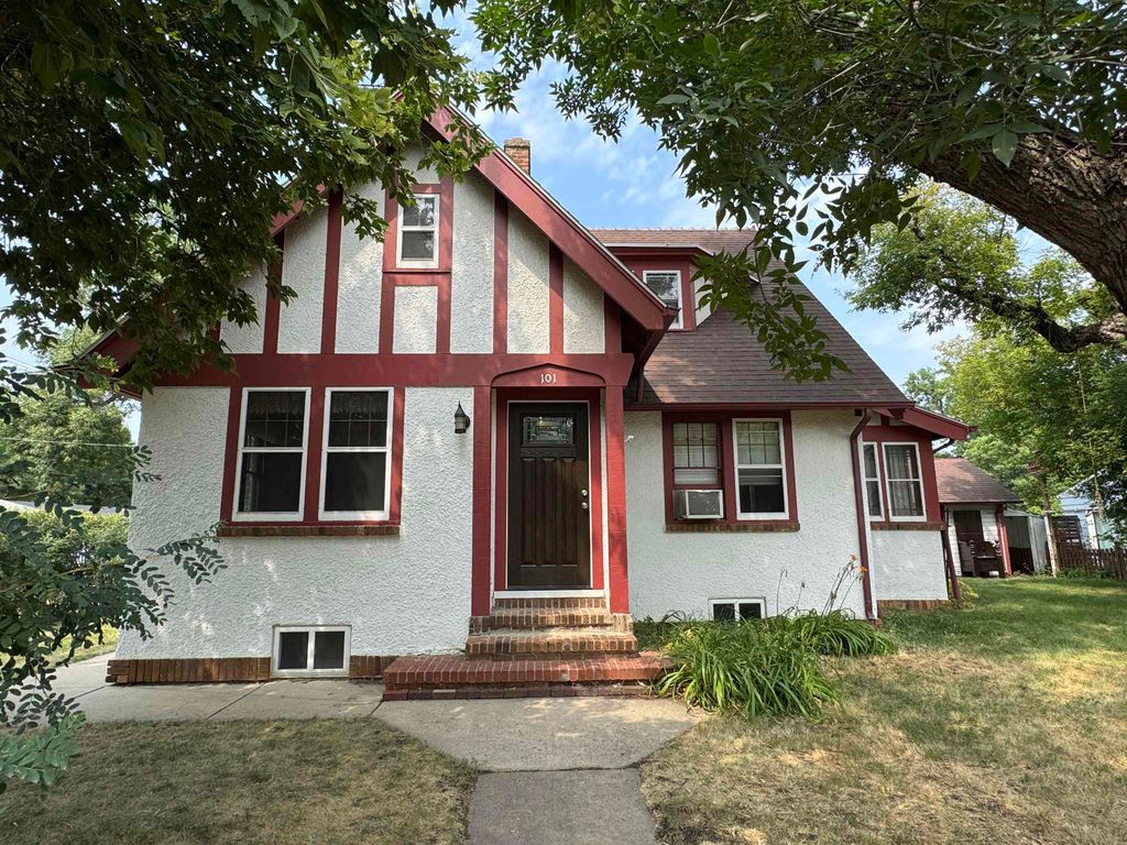 101 NE 6TH AVE, Minot, ND 58703