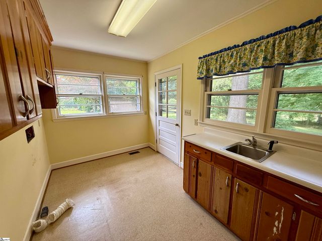 301 Pine Street, Clinton, SC 29325