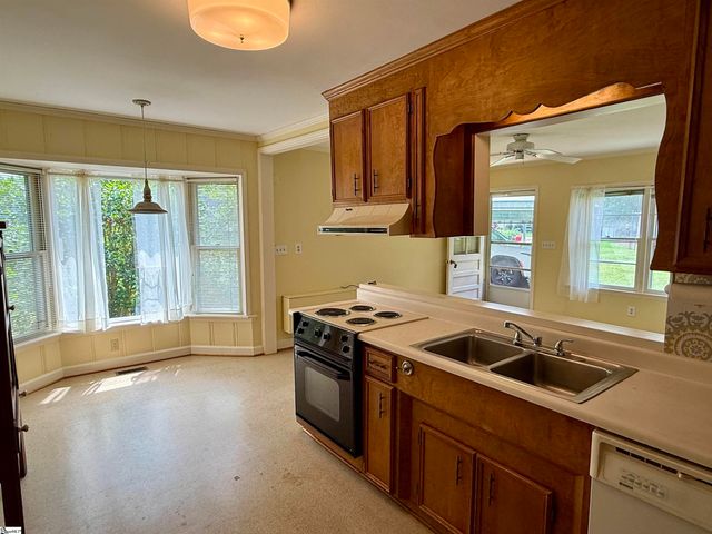 301 Pine Street, Clinton, SC 29325