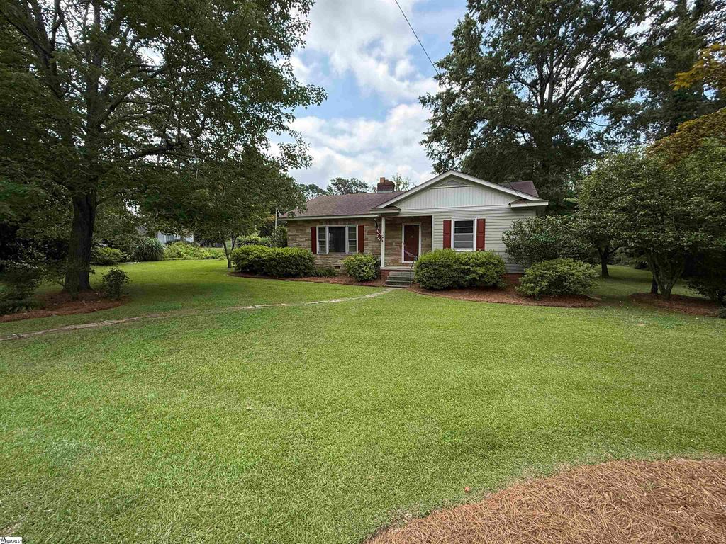 301 Pine Street, Clinton, SC 29325