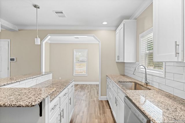 711 LA CRESTA DR, Canyon Lake, TX 78133