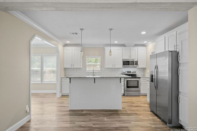 711 LA CRESTA DR, Canyon Lake, TX 78133