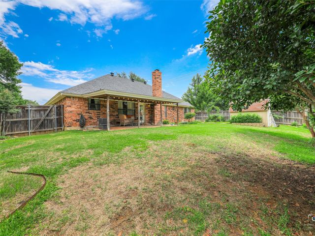 1432 Country Meadows Drive, Bedford, TX 76021