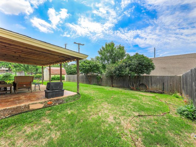 1432 Country Meadows Drive, Bedford, TX 76021