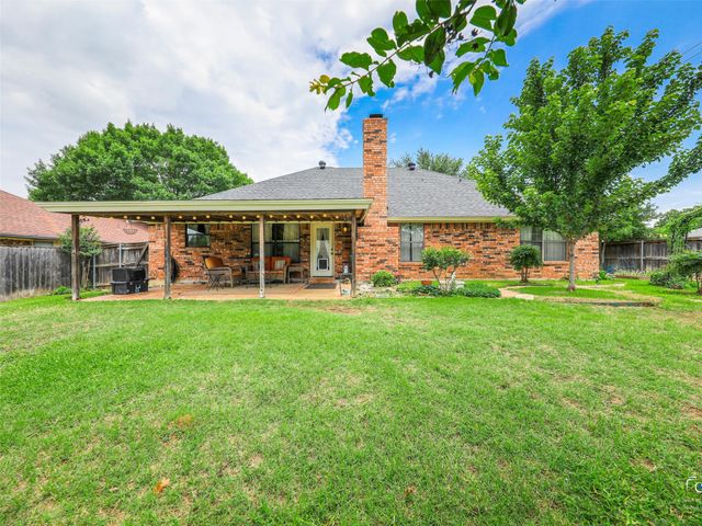 1432 Country Meadows Drive, Bedford, TX 76021