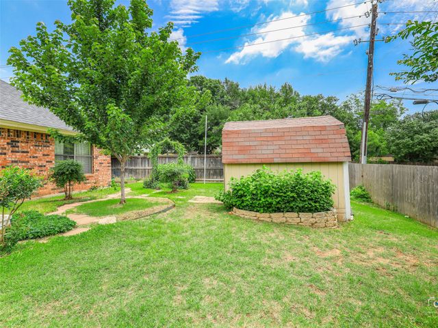 1432 Country Meadows Drive, Bedford, TX 76021