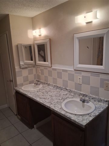 1100 Mapleview Drive, Arlington, TX 76018