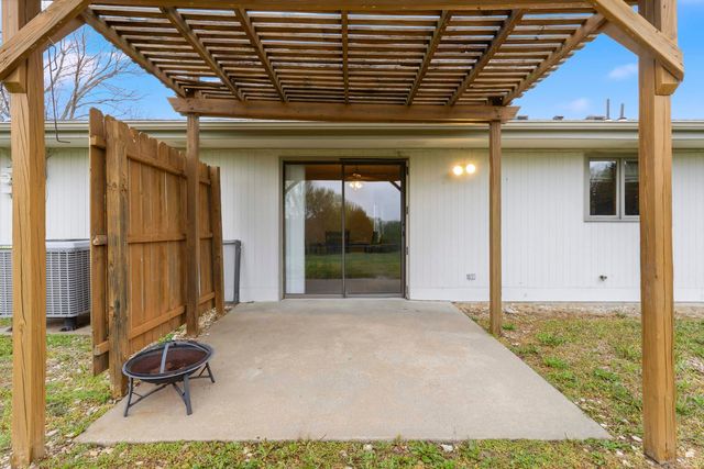 6823 Deer Trail Road, Manhattan, KS 66503