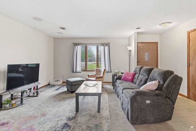 6823 Deer Trail Road, Manhattan, KS 66503