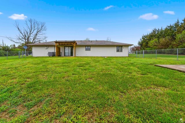 6823 Deer Trail Road, Manhattan, KS 66503