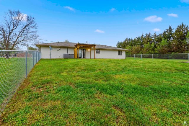 6823 Deer Trail Road, Manhattan, KS 66503