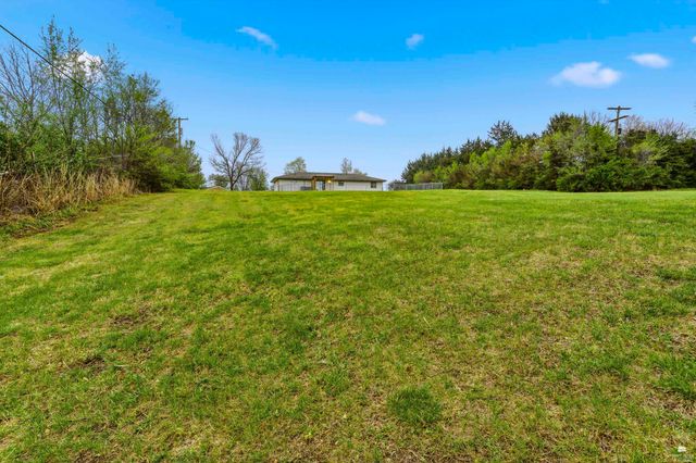 6823 Deer Trail Road, Manhattan, KS 66503