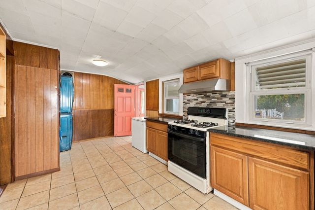125 Maywood St, Worcester, MA 01603